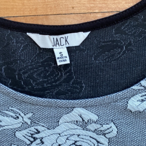 SIZE SMALL WOMENS DRESS, GREY FLORAL PATTERN, 3/4 LENGTH SLEEVES - Picture 2 of 3